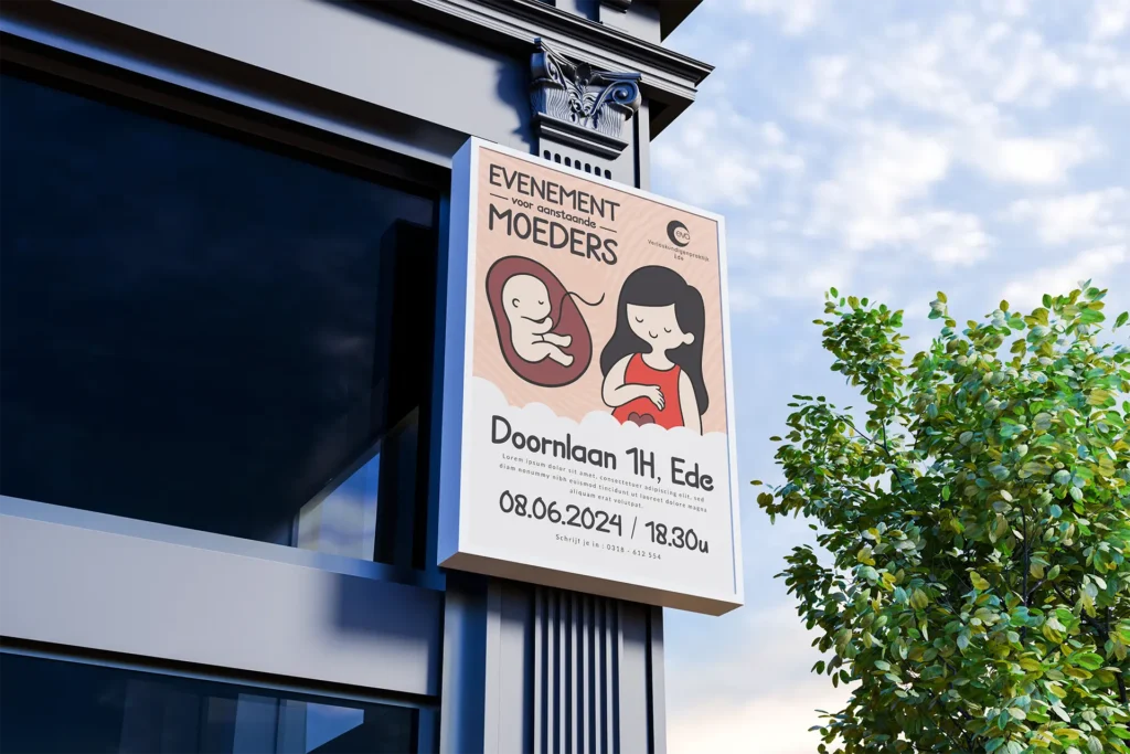 Evenementenposter voor aanstaande moeders met illustraties van een zwangere vrouw en een baby, bevestigd aan een gebouw in Ede.