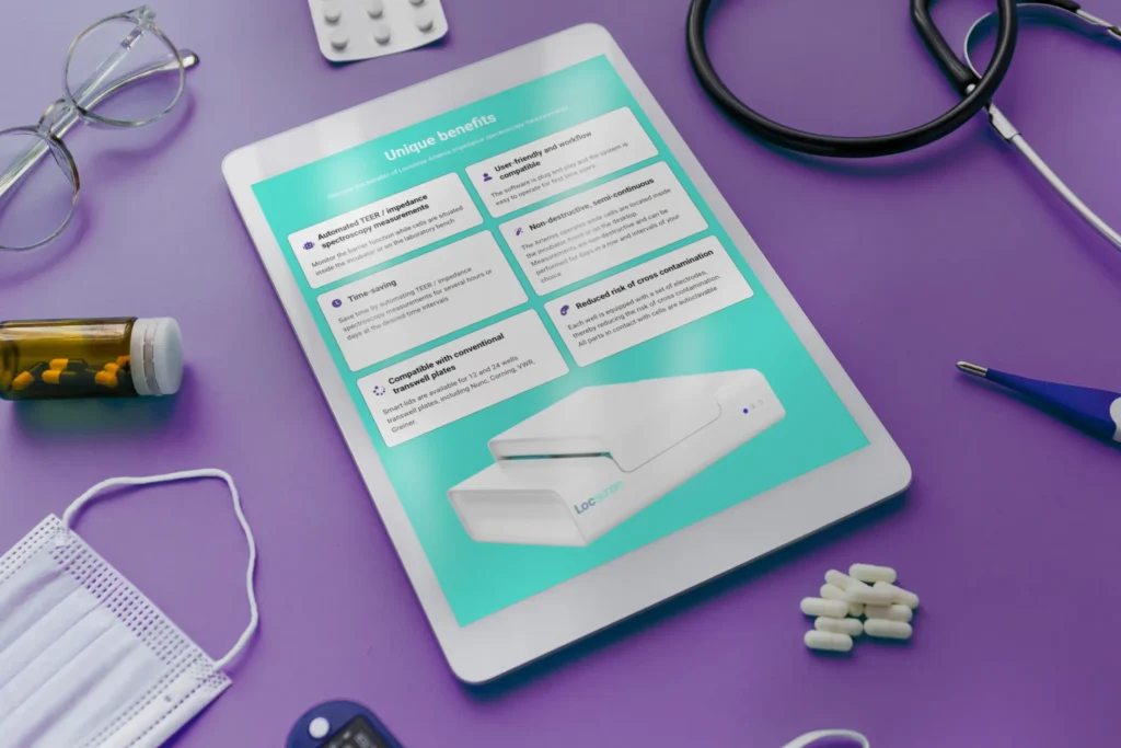 Tablet met een digitaal ontwerp dat de weergave van een website van Locsense op een tablet presenteert.
